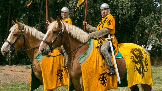 Veerle Neyrynck en Patrick Trio uit Torhout, beiden jurylid van het Vlaams Paard, in de Godelieve processie in Gistel.