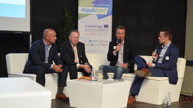 V.l.n.r. aan het woord: Jaap Broodman, directeur van de afdeling visserij en aquacultuur te Zeeland (NL), Alexander Vercaemer en Bart Naeyaert, beide gedeputeerden van respectievelijk Oost- en West-Vlaanderen.