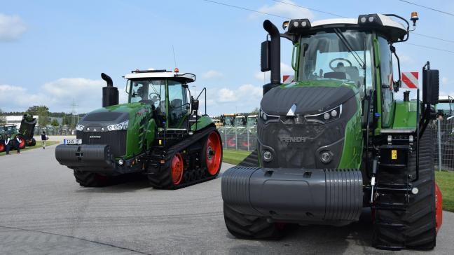 Fendt introduceert nu twee reeksen rupstractoren, op de achtergrond de 1000 MT-serie, rechts op de voorgrond de 900 Vario MT serie.