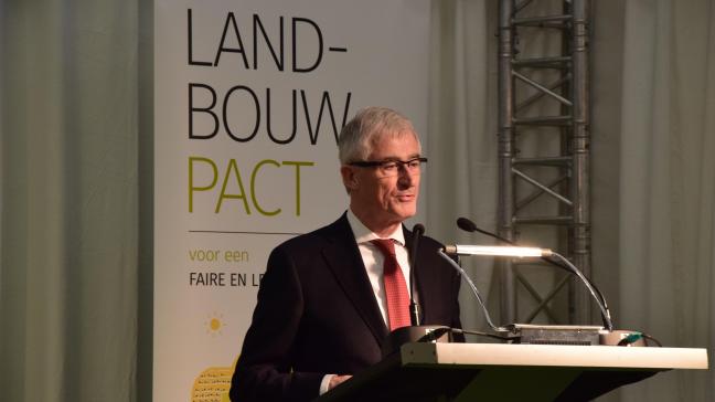Vlaams minister-president Geert Bourgeois hekelt dumpprijzen.