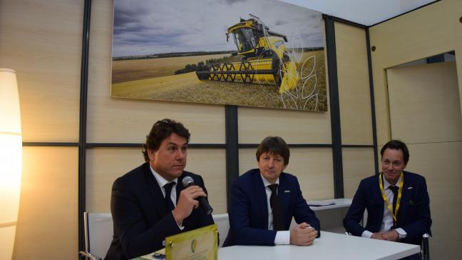 Alessandro Maritano, Egide Vandevelde en Tomas Lekens gaven toelichting bij de huidige markt voor landbouwmachines én bij de nieuwe  ontwikkelingen bij New Holland.