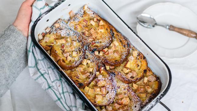 Strooi ter afwerking een laagje bloemsuiker nadat je de schotel uit de oven haalt.