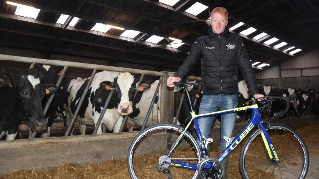 Met de koersfiets in de handen en de werkbotten aan de voeten:  Frederik Backaert kent beide werelden van binnenuit.