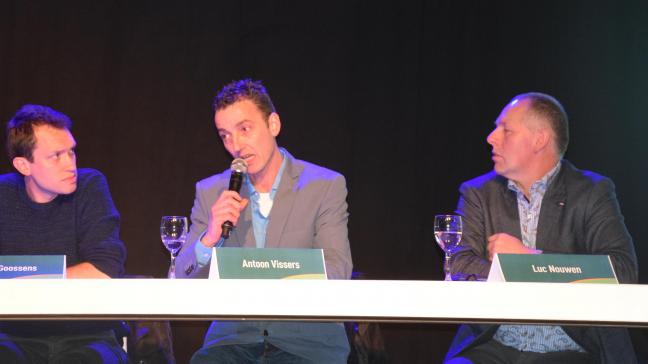 Jelle Goossens (links, Rikolto) en Luc Nouwen (rechts) luisteren naar hoe Antoon Vissers (midden), zijn bedrijfsaanpak uitlegt.