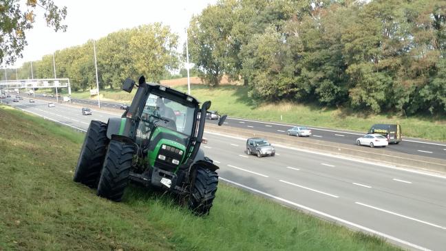 De wetgever is ditmaal snel en past de regelgeving aan zodat tractoren niet meer op de autosnelweg zouden komen, met uitzondering van deze die het onderhoud van de wegbermen verzorgen.