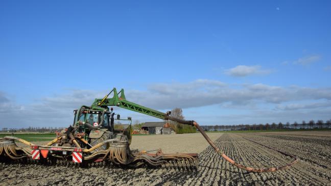 De eigen geconstrueerde zwenkarm boven de tractorcabine van Paul is een handig hulpmiddel om de toevoerslang daar te leggen waar de bestuurder ze hebben wil.