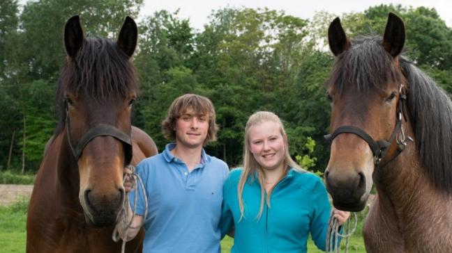 Trekpaardenliefhebbers Maarten Camerlinck en Stephanie Comeyne uit Sleidinge met twee van hun trekpaarden: Oda van ’t Laurijnenhof en Angela van ’t Ravensgat.