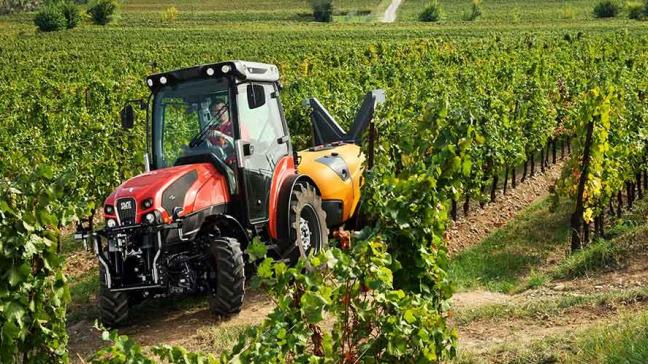 De motor, transmissie, vooras en armleuning van de nieuwe SDF-smalspoortractor komen allemaal uit eigen huis.