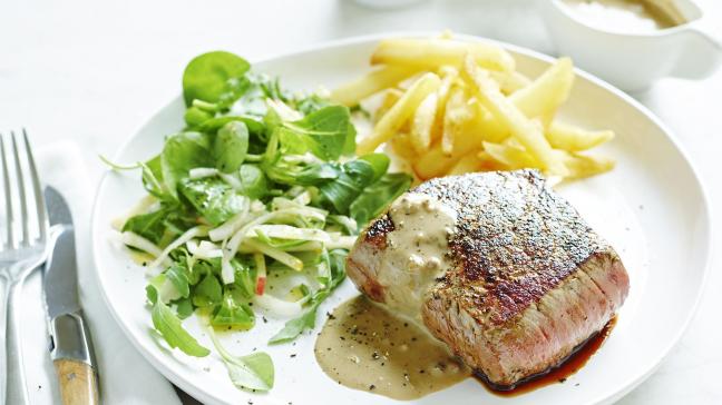 2018-10-19 Geflambeerde pepersteak met gemengde sla en frieten