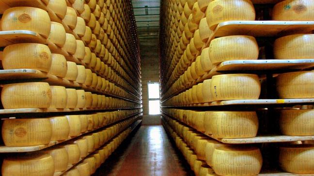 Parmigiano reggiano-kazen behoren tot de meest bekende producten van de Italiaanse landbouw.