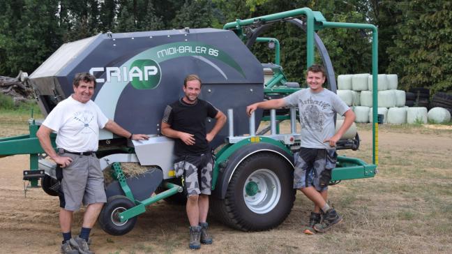 Naast tuinaanleg amuseert dit trio zich ook nog met het maken van midi-balen, v.l.n.r vader Walter, collega Glenn Eggermont en Frederik Vandenbempt.