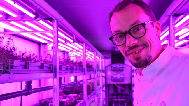 Kok Dieter Deboo werkt al een jaar met de container van Urban Crop Solutions.