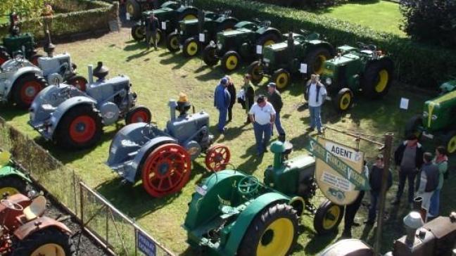 Het Franse  tractormerk Vierzon komt in de  aandacht te staan tijdens de  oldtimerrally.