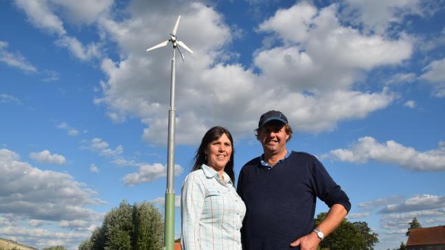 Lieve en Johan met de eerste kleine windmolen in West-Vlaanderen.