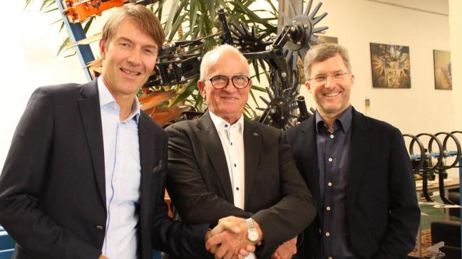 Christian Dreyer (links) und Justus Dreyer (rechts) schudden de hand van Schmotzer-directeur Ferdinand Wahl. In de handen van Amazone kan de techniek verder gebracht worden, denkt Wahl.