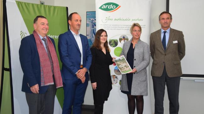 De leden van het droogteoverleg overhandigden 15 november het Actieplan Water voor land- en tuinbouw aan minister  van Landbouw Joke Schauvliege.