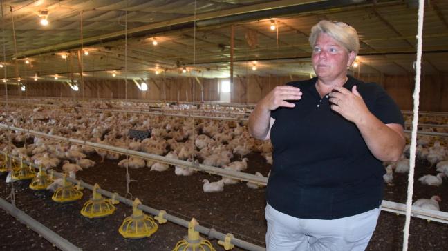 Georgie Cartanza runt haar biologisch kippenbedrijf in Delaware.