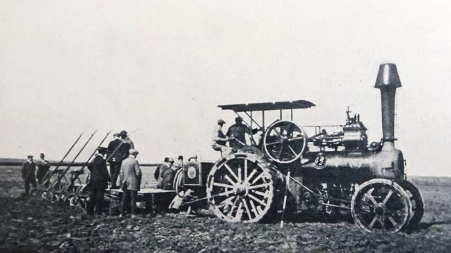 Een Ruston Proctor-stoomtractor op het Concours international de tracteurs et autres appareils de labourage mécanique, 1913. Stoomtractoren kwamen in Europa nog nauwelijks voor omwille van de kleine landbouwbedrijven- en percelen.