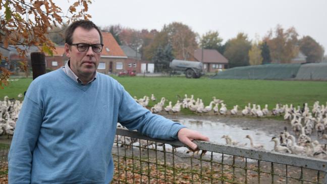 Filip Callemeyn zorgt ervoor dat de dieren van de Bekegemse foie gras in ideale  omstandigheden verzorgd worden, maar ziet zich toch omwille van dierenwelzijn  vanaf eind 2023 genekt.