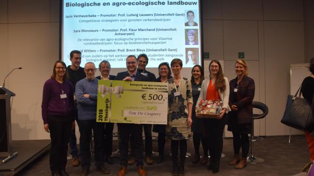 Tim De Cuypere ontvangt eerste thesisprijs voor agro-ecologie en biolandbouw en is 
€500 rijker.