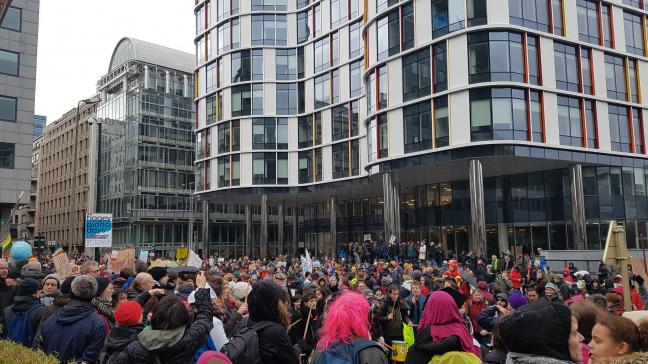 De klimaatbetogingen van met name scholieren trekken in Brussel al wekenlang tienduizenden demonstranten.