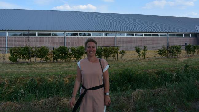 Joke Schauvliege op werkbezoek bij een varkensbedrijf in Nederland.