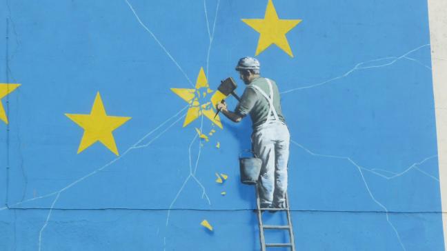 Een muurschildering van ‘Banksy’ beeldt de Brexit uit.