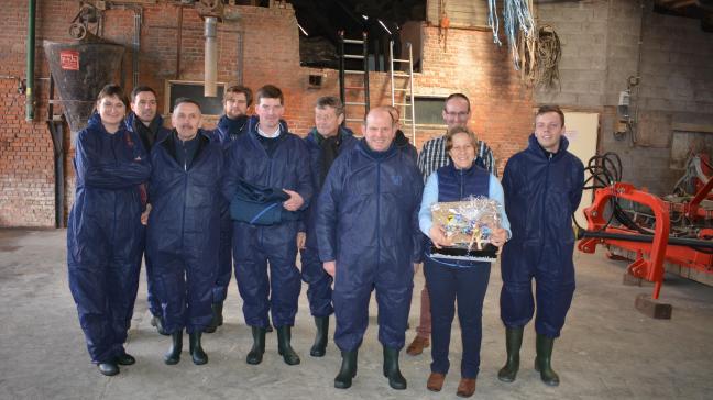 De DGZ-bioveiligheidsaward werd in stijl gelanceerd, in botten en overalls, op het bedrijf van Pieter Maes (tweede van rechts, met bril). Derde van rechts voorzitter Heylen, omringd door de vorige winnaars en belangrijke betrokkenen.