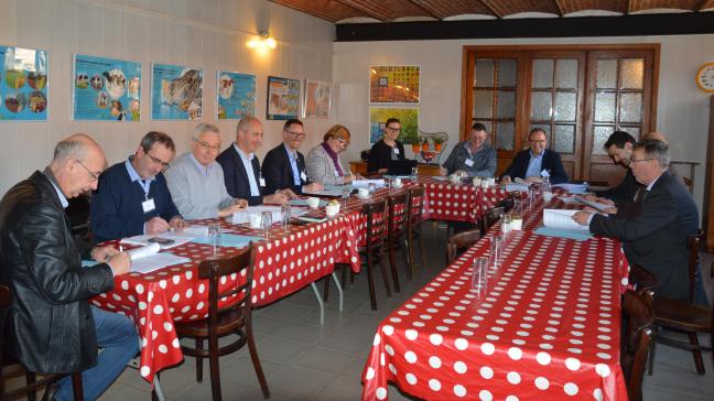 Bestuurders van de betrokken organisaties tekenen het verbond.