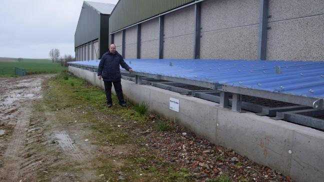 Jean-Pierre Van Puymbrouck toont het Phytobac-systeem, waarin het afvalwater verwerkt wordt.