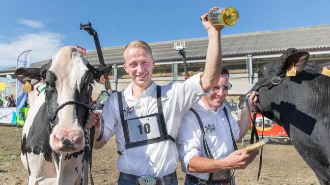 Thomas De Brabander, landbouwarbeider op l’Herbagère, en Urbain Moreaux tonen hun vreugde na het behalen van een bijkomende zege op een prijskamp.