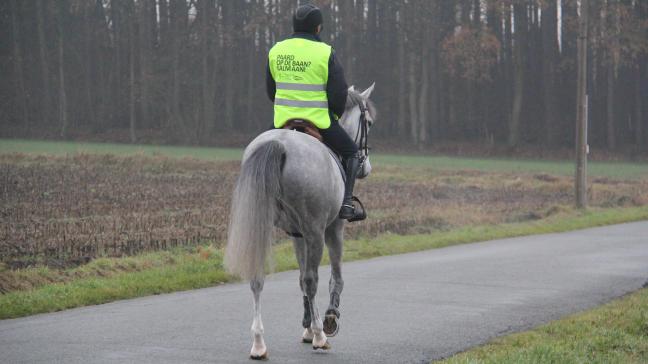 De start van het nieuwe wandelseizoen is het ideale moment om nieuw leven te blazen in de verkeersveiligheidscampagne.