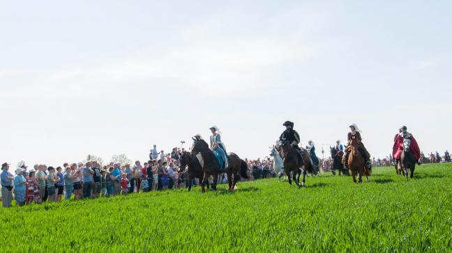 Op de Tiense berg galoppeerden de paarden drie rondjes door de velden, omgeven door toeschouwers en bedevaarders. Volgens de legende volstaat dat om de akkers vruchtbaar te maken.