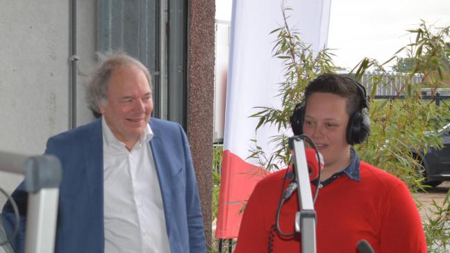Mieke Aertsen (rechts) en haar zussen willen met Het Boerenijsje de kloof tussen boer en consument dichten. In het blauwe pak gedeputeerde Ludwig Caluwé.