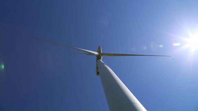 Wind_turbine_looking_up_Wolfe_Island,_Ontario,_Canada
