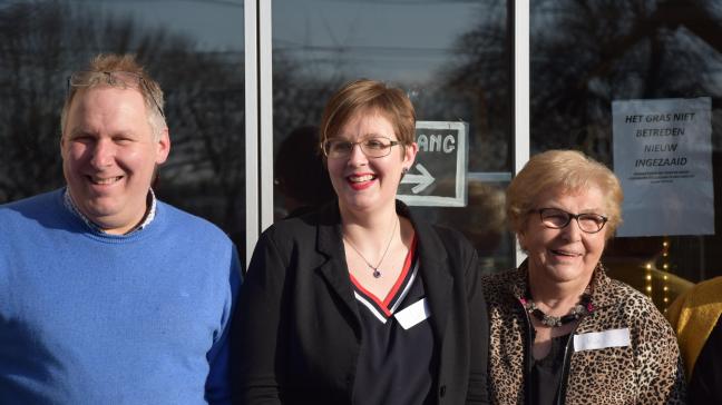 ‘Vokke’ Marc, Loes en oma Roza voor de hoevewinkel.