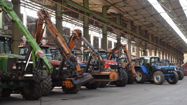 De tractoren en machines van de verzamelveiling worden in een loods in Deinze opgesteld. De veiling zelf gebeurt online.