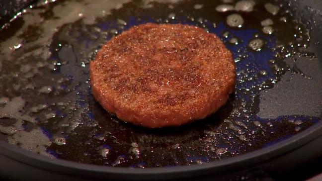 De eerste hamburger van kweekvlees, gebakken.