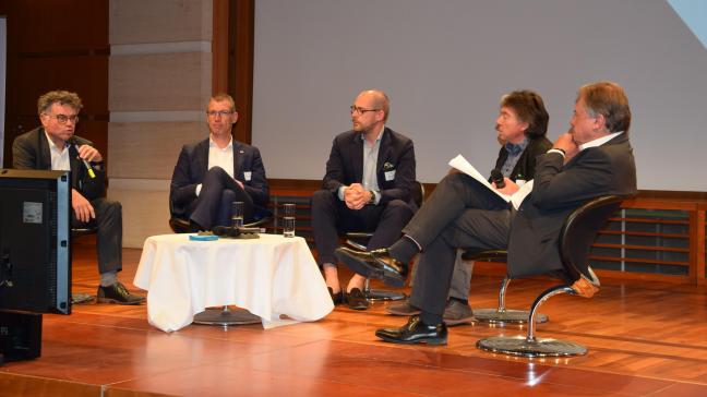 Tijdens het panelgesprek met v.l.n.r. Herman Diricks (FAVV), Joris Relaes (ILVO), Erik Lenaers (Weber Shandwick), Michel Vandenbosch (Gaia) en moderator Johny Vansevenant (VRT), werden enkele heikele thema’s opnieuw ter discussie gesteld.