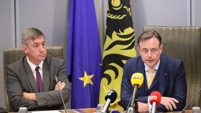 Bart De Wever (N-VA) geeft het formateursstokje door aan partijgenoot Jan Jambon. De inzet is een voortzetting van de ‘Zweedse coalitie’.