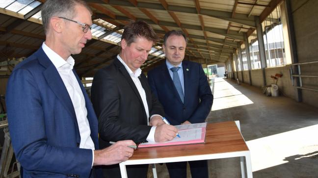 Joris Relaes, administrateur generaal ILVO, Dirk Ryckaert, voorzitter Raad van Bestuur Milcobel en Peter Koopman, CEO Milcobel (vlnr)ondertekenden het Memorandum of Understanding tussen beide partijen op het melkveebedrijf van Bart en Marijke Vanderstraeten.