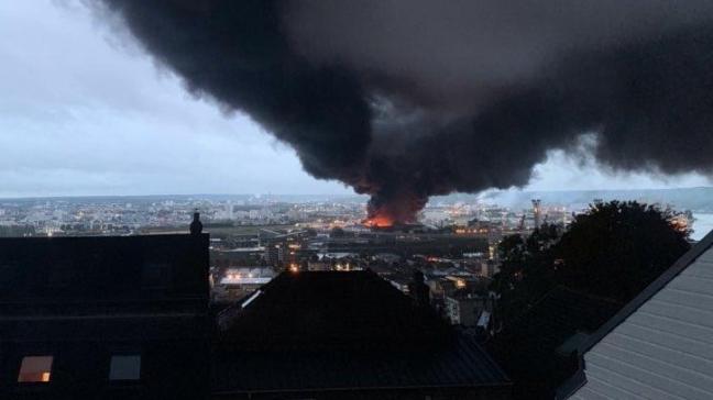 Na de brand trok de grote rookwolk over de regio, wat zorgde voor heel wat neerslag van roet.