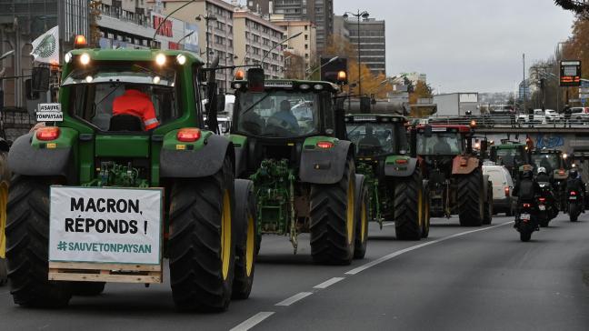 Franse tractoren rollen op zoek naar erkenning Parijs binnen.