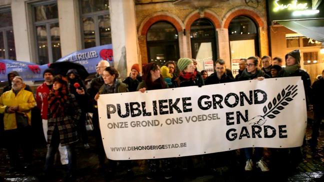 Maandagavond verzamelde een honderdtal boeren, burgers en middenveldorganisaties, aan het stadhuis van Gent. De actievoerders verzetten zich tegen de geplande beslissing van het stadsbestuur om opnieuw voor 30 miljoen euro publieke gronden te verkopen.