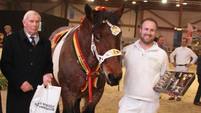 Kobe Henckens uit Maaseik werd op ‘de nationale’ door ere-voorzitter Maurits De Dobbeleer gelauwerd als trotteur van het jaar 2020.