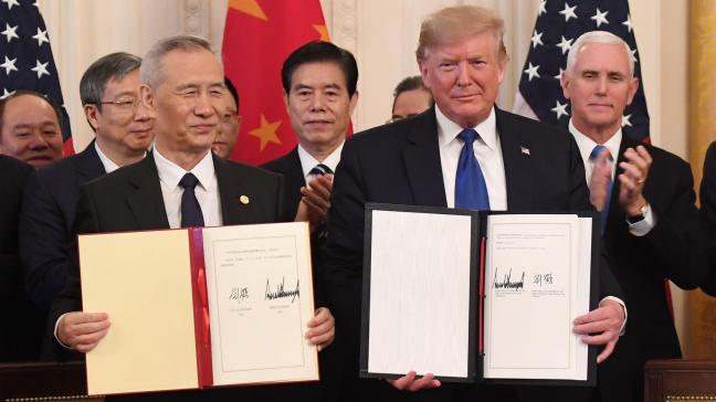 De Chinese vice-premier Liu He (links) en de Amerikaanse president Donald Trump tekenden het handelsakkoord na een ceremonie in de East Room van het Witte Huis.
