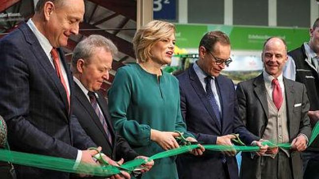Op de openingstoer: Joachim Rukwied, voorzitter van de Duitse Boerenbond DBV en voorzitter van de Europese Boerenbond COPA-COGECA; Janusz Wojciechowski, Europees Commissaris voor Landbouw en Plattelandsontwikkeling; Julia Klöckner, federaal minister van Voedsel en Landbouw; Michael Müller, burgemeester van Berlijn; Dr. Christian Göke, CEO, Messe Berlin GmbH.