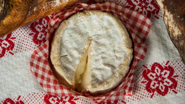 Alleen camembert, gemaakt van rauwe, onbewerkte melk van Normandische koeien, mag het officiële keurmerk AOP dragen.