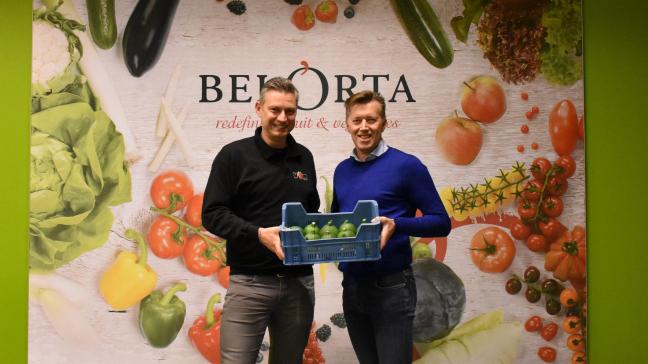 Handelaar Robert van Ooijen en teler Dirk De Wit deden de eerste transactie in courgettes van het jaar bij BelOrta.