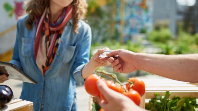 Volgens het crisiscentrum zouden markten tijdens de week kunnen, maar marktkramen zouden dan verder uit elkaar moeten staan. Tijdens het weekend zijn dan weer enkel voedingskramen toegestaan.